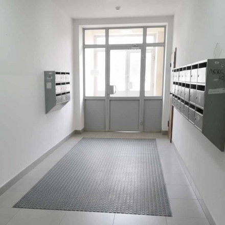 Коврик-дорожка против скольжения Пятачки 0,9*12м толщина 2,4мм серый